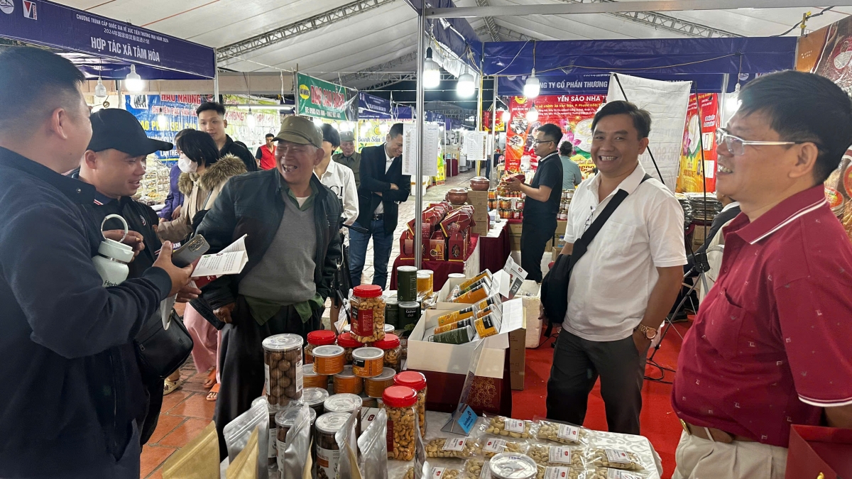 Đây là lần thứ 8 Hội chợ Việt- Trung được chức tại thành phố Lạng Sơn,
quy tụ 260 gian hàng của hơn 100 doanh nghiệp của Việt Nam và 45 doanh nghiệp
của Trung Quốc tham gia trưng bày và giới thiệu những sản phẩm, dịch vụ mới.
Ảnh: Nguyễn Hoàng Duy Thái/VOV Đông Bắc
