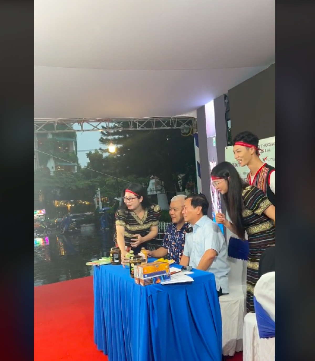 Ông Phạm Văn Binh- Giám đốc Sở Công thương tỉnh Gia Lai (áo trắng)
tham gia phiên bán hàng trên mạng xã hội.
Ảnh: Nguyễn Thảo