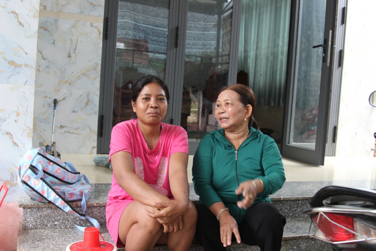 Bà Cao Thị Xiêng, xã Khánh Trung, huyện Khánh Vĩnh
trao đổi kinh nghiệm làm ăn
Ảnh: Thái Bình/VOV Miền Trung
