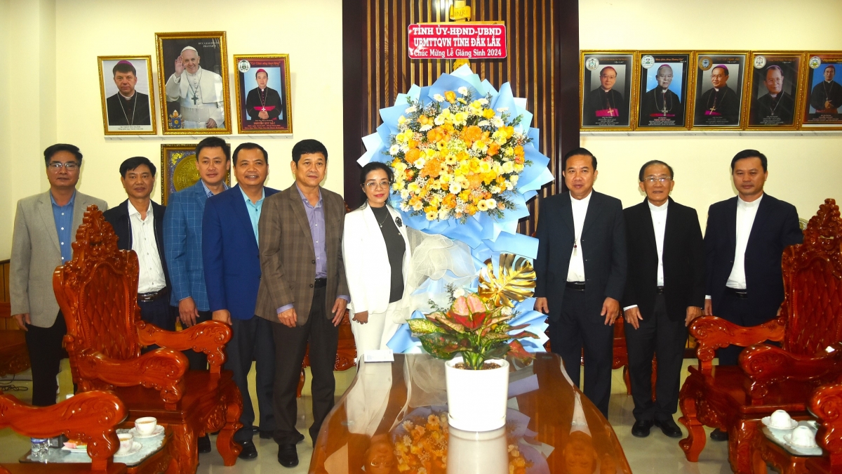 Bà Huỳnh Thị Chiến Hòa, Phó Bí thư thường trực Tỉnh ủy Đắk Lắk thăm và chúc mừng
Tòa Giám mục Buôn Ma Thuột