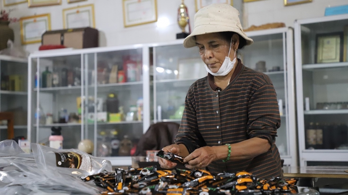 Bên cạnh việc liên kết với doanh nghiệp để sản xuất cà phê theo chuỗi giá trị xuất khẩu, HTX Ea Tu còn sản xuất cà phê bột bán trên các sàn thương mại điện tử và làm cà phê đặc sản.