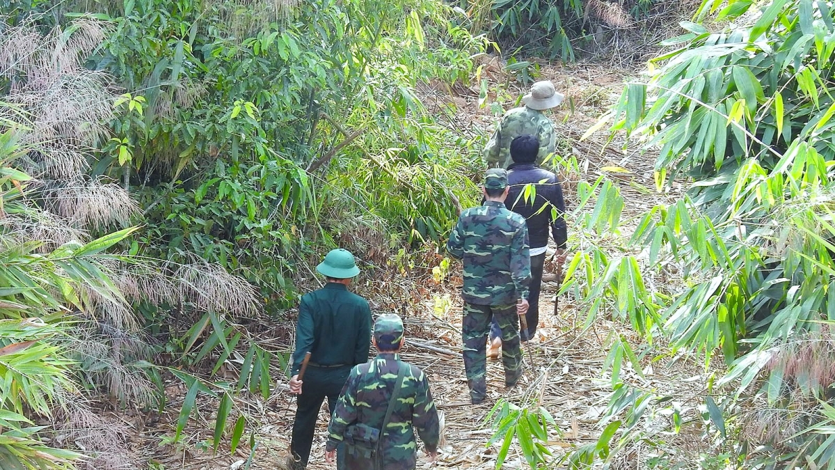 Cán bộ chiến sỹ biên phòng cùng người dân xã Pờ Y, huyện Ngọc Hồi tuần tra biên giới