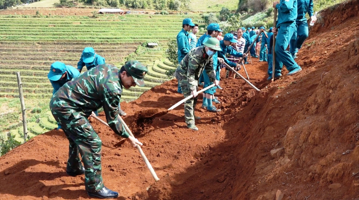 Cán bộ chiến sỹ lực lượng vũ trang khai hoang ruộng bậc thang giúp dân có đất cấy trồng.
Ảnh: Đinh Tuấn/VOV Tây Bắc