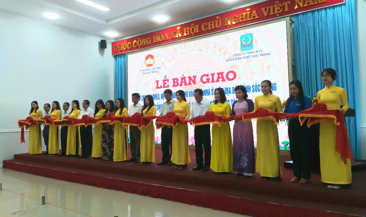 Cắt băng bàn giao nhà Đại đoàn kết cho hộ nghèo năm 2024