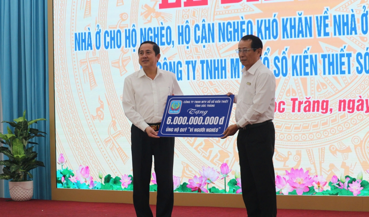 Đại diện Công ty TNHH MTV xổ số kiến thiết Sóc Trăng trao kinh phí hỗ trợ xây dựng nhà cho tỉnh