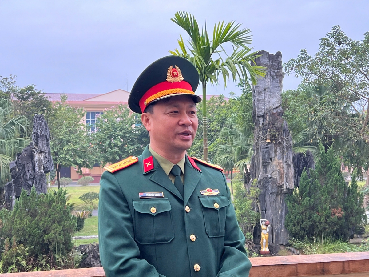 Đại tá Phạm Viết Khánh, Chính uỷ Bộ Chỉ huy Quân sự tỉnh Yên Bái cho biết:
Lực lượng vũ trang tỉnh tiếp tục thực hiện có hiệu quả các phong trào thi đua,
trọng tâm là phong trào “Quân đội chung sức xây dựng nông thôn mới”.
Ảnh: Đinh Tuấn/VOV Tây Bắc