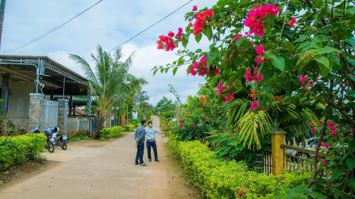 Đường làng ngõ xóm xanh, sạch, đẹp ở huyện biên giới Đắk Mil.
Ảnh: Công Bắc/VOV Tây Nguyên