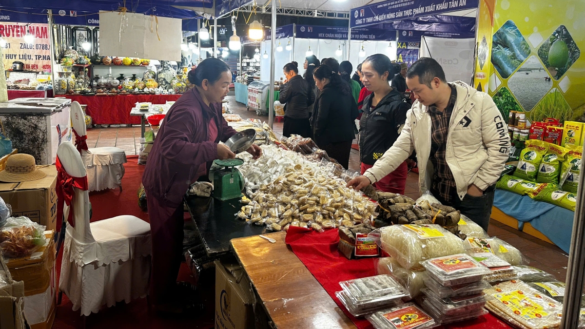 Hội chợ với mục tiêu tạo cơ hội để các doanh nghiệp hai nước Việt - Trung liên kết,
đẩy mạnh hoạt động phân phối, xuất nhập khẩu hàng hóa sang thị trường của hai nước;
tăng cường kết nối giao thương, xúc tiến thương mại, mở rộng thị trường tiêu thụ.
Ảnh: Nguyễn Hoàng Duy Thái/VOV Đông Bắc