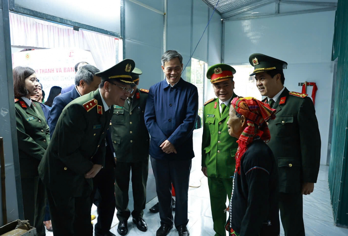 Lãnh đạo Bộ Công an và tỉnh Quảng Trị thăm hỏi động viên bà con trong căn nhà mới