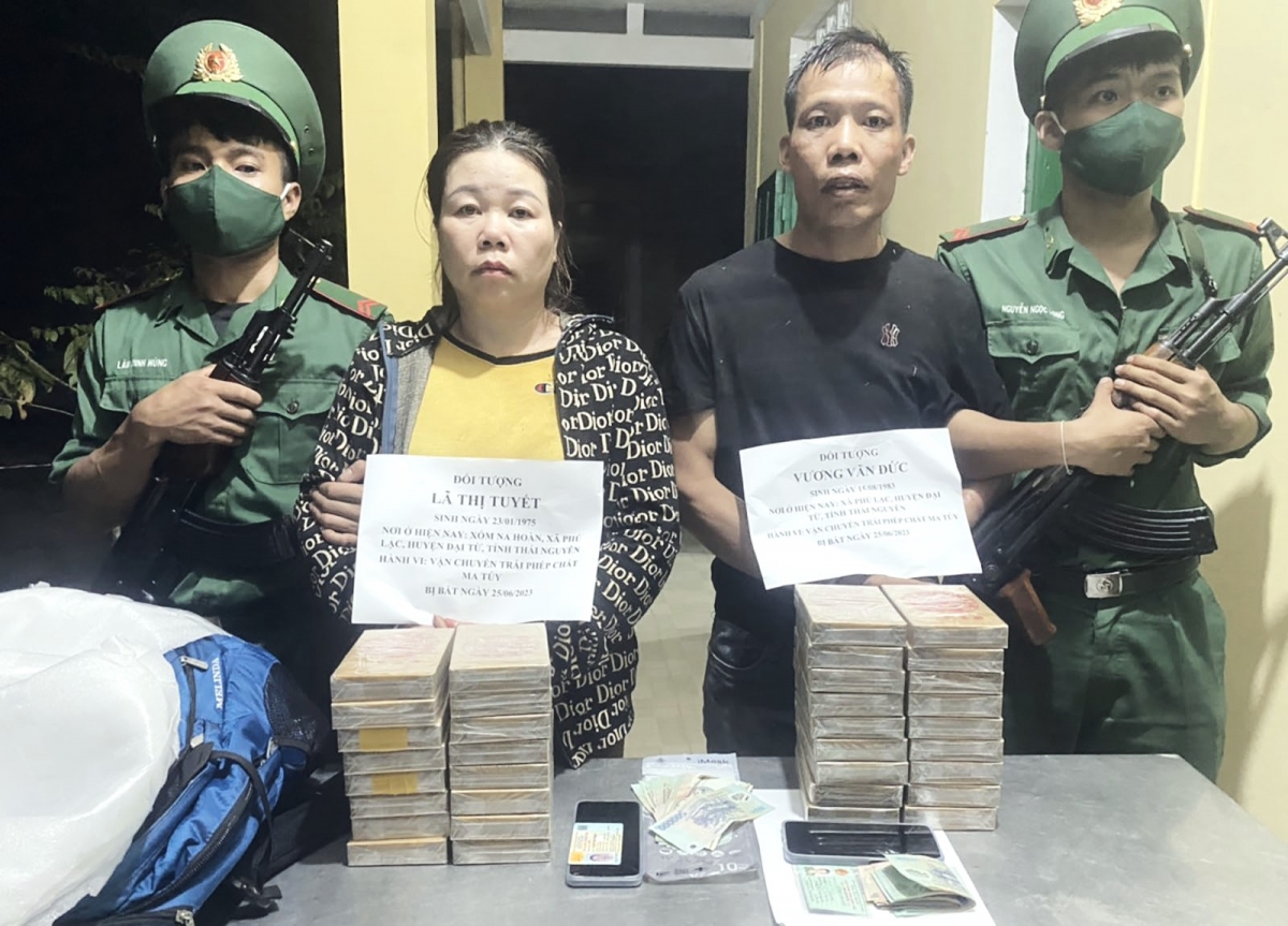 Lực lượng Biên phòng Kon Tum bắt giữ 2 đối tượng Vương Văn Đức và Lã Thị Tuyết vận chuyển 34 bánh heroin từ Lào về Việt Nam vào tháng 6/2023.
