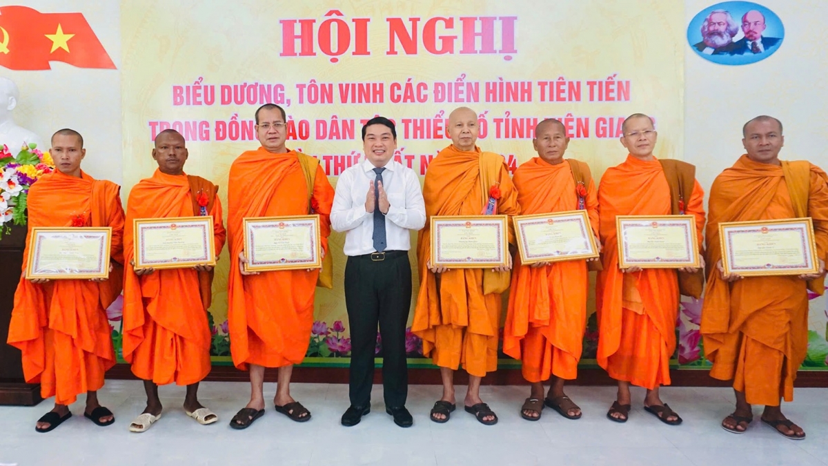 Ông Lê Trung Hồ, Phó Chủ tịch UBND tỉnh kiên Giang
tặng bằng khen cho các tập thể, cá nhân