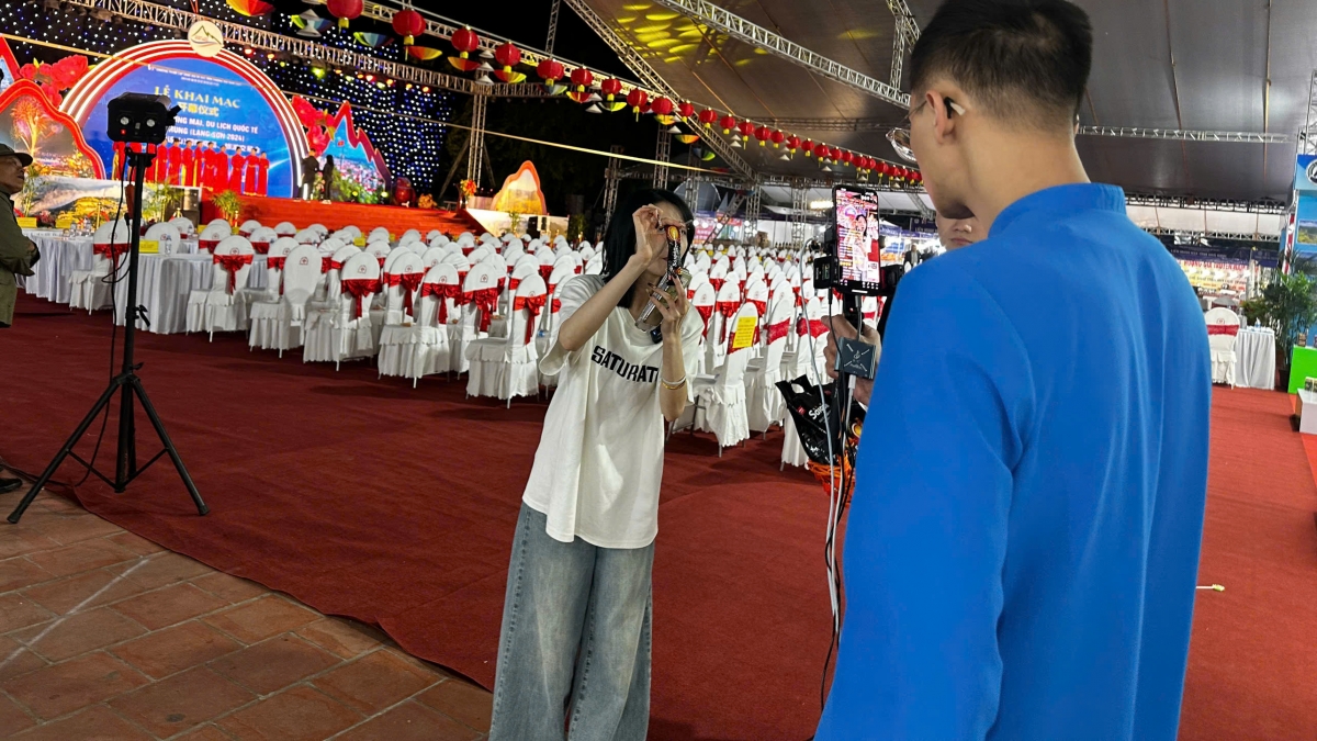 Tại hội chợ, thông qua các chương trình livestream giới thiệu sản phẩm, doanh nghiệp cũng
có thể liên kết với các đối tác trong nước và quốc tế khác thông qua tương tác trực tuyến.
Ảnh: Nguyễn Hoàng Duy Thái/VOV Đông Bắc