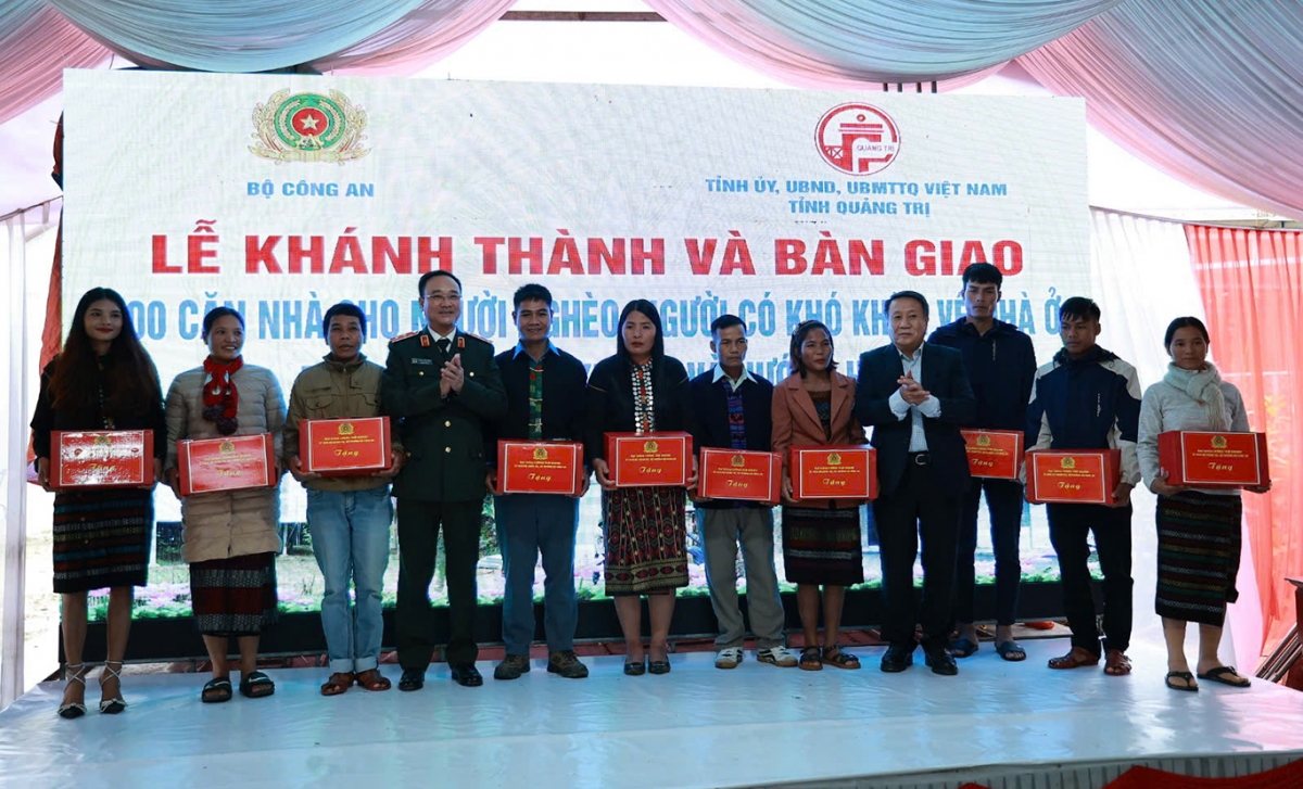 Tặng quà 200 gia đình hoàn cảnh khó khăn ở huyện Hướng Hóa và Đakrông
tỉnh Quảng Trị