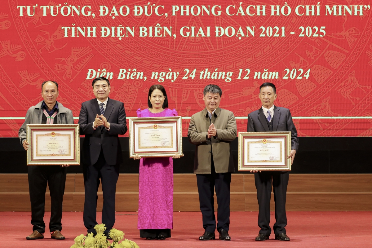 Thừa ủy quyền của Thủ tướng Chính phủ và Ban Tuyên giáo Trung ương, Bí thư Tỉnh ủy Điện Biên Trần Quốc Cường trao Bằng khen cho các tập thể và cá nhân xuất sắc
