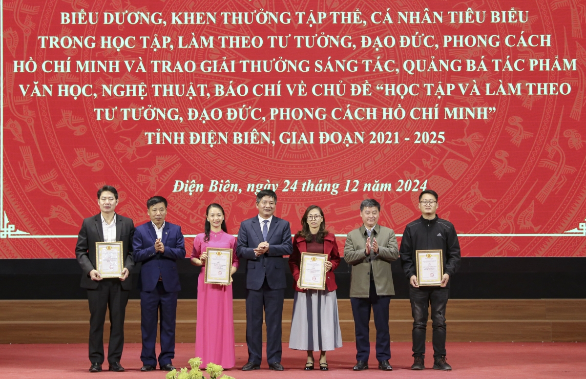 Trao giải cho các tác phẩm thuộc lĩnh vực báo chí về chủ đề “Học tập và làm theo tư tưởng, đạo đức, phong cách Hồ Chí Minh”