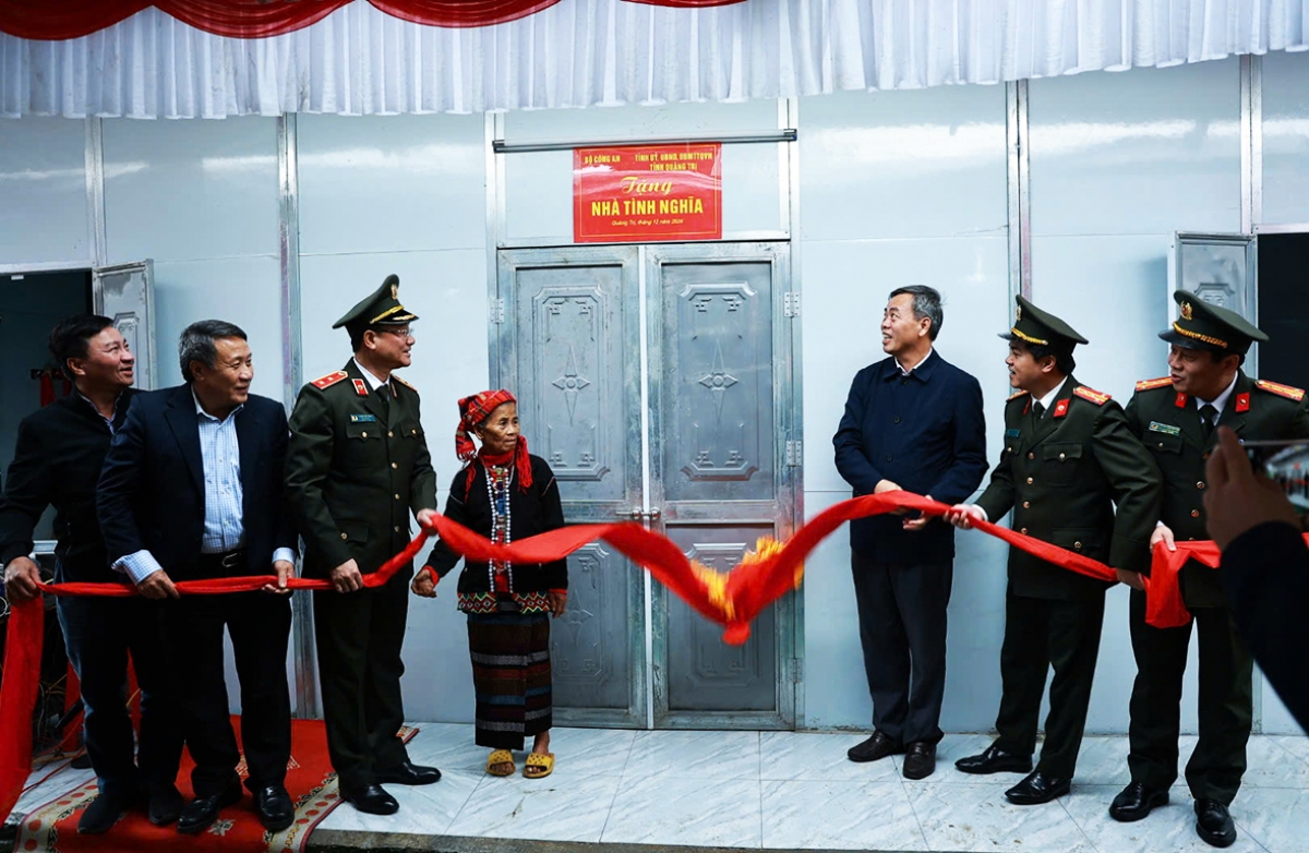 Trung tướng Phạm Thế Tùng, Thứ trưởng Bộ Công an cùng lãnh đạo tỉnh Quảng Trị
cắt băng khánh thành nhà tình nghĩa