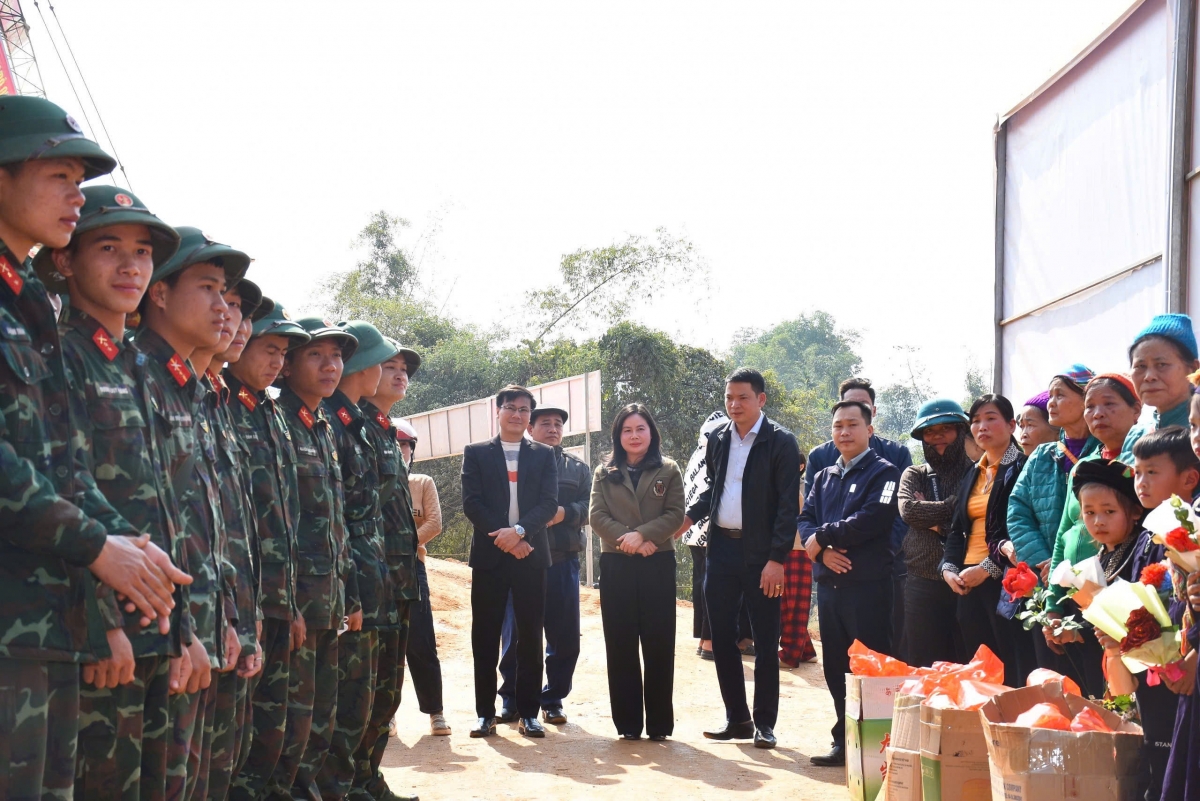 Người dân chia tay bộ đội sau khi hoàn thành các công việc xây dựng khu tái định cư