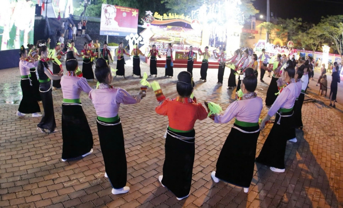 Vòng xòe luôn rộng mở ngày Tết