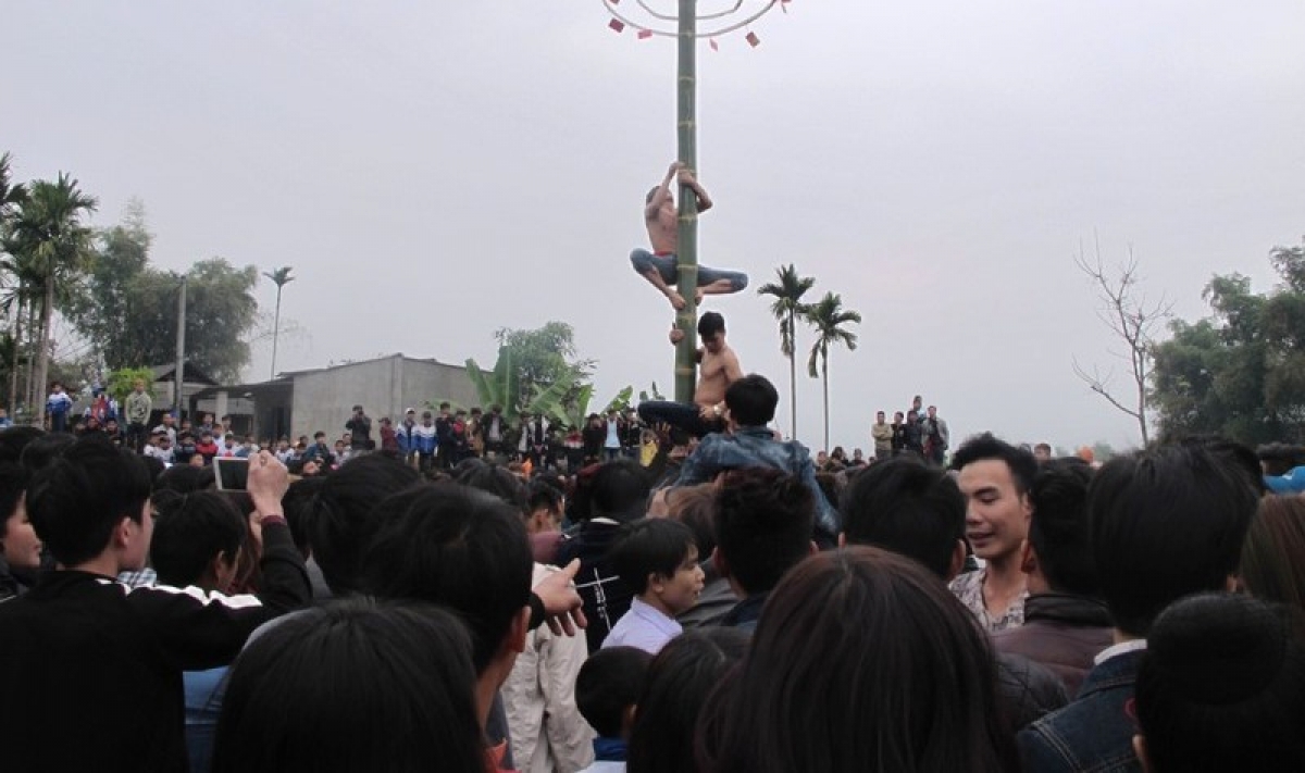 Đồng bào Mường Lò tổ chức nhiều trò chơi ngày Tết