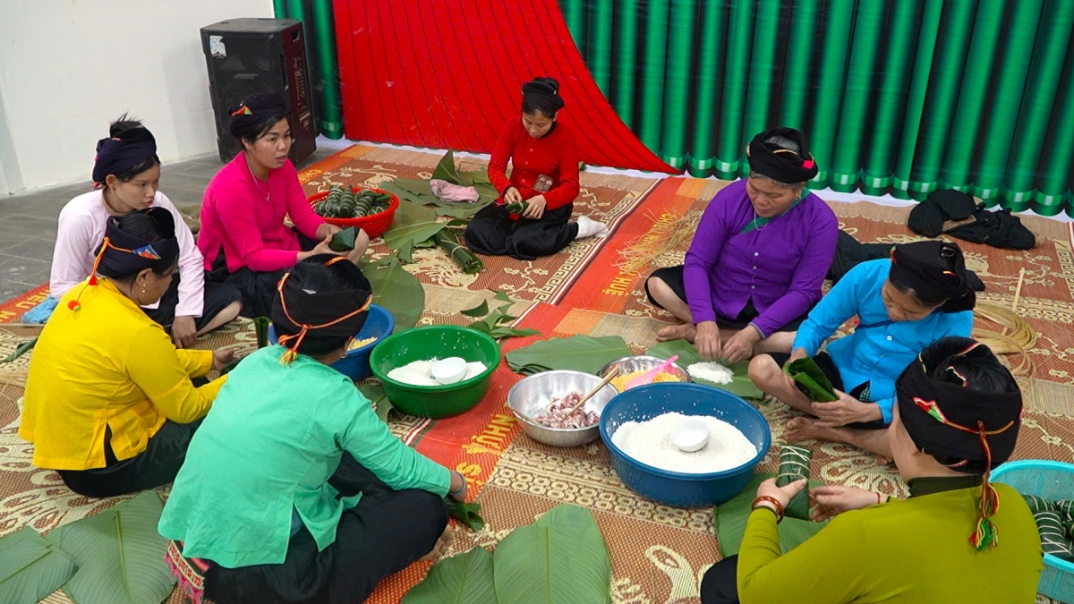 Bà con Làng Nủ quây quần gói bánh chưng