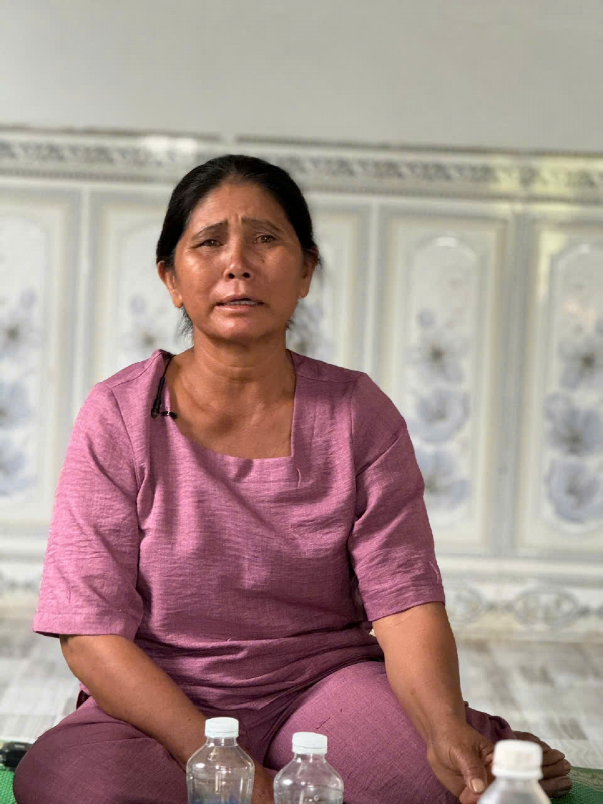 Bà Ksor H’Loi kể lại những ngày tháng buồn tủi khi vắng chồng.
Ảnh: Hoàng Qui/VOV Tây Nguyên