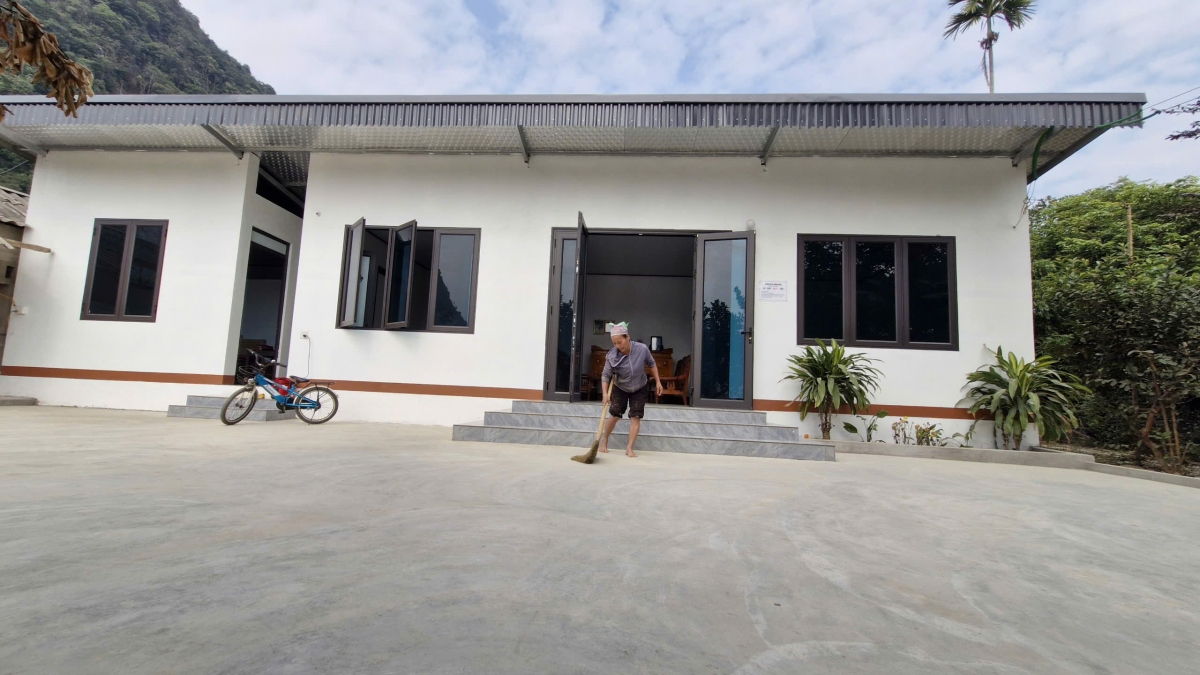 Bà Lê Thị Hồng, 60 tuổi, ở thôn Yên Thượng, xã Minh Xuân, huyện Lục Yên (Yên Bái)
dọn dẹp nhà mới được tặng để đón Tết.
Ảnh:Thừa Xuân/VOV Tây Bắc