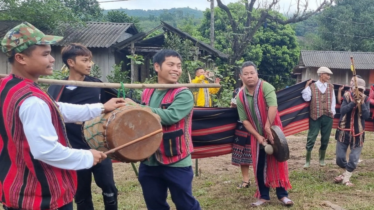 Lễ "Nối dây ân linh thần núi" là dịp để gắn chặt tình đoàn kết cộng đồng
của người Pa Kô