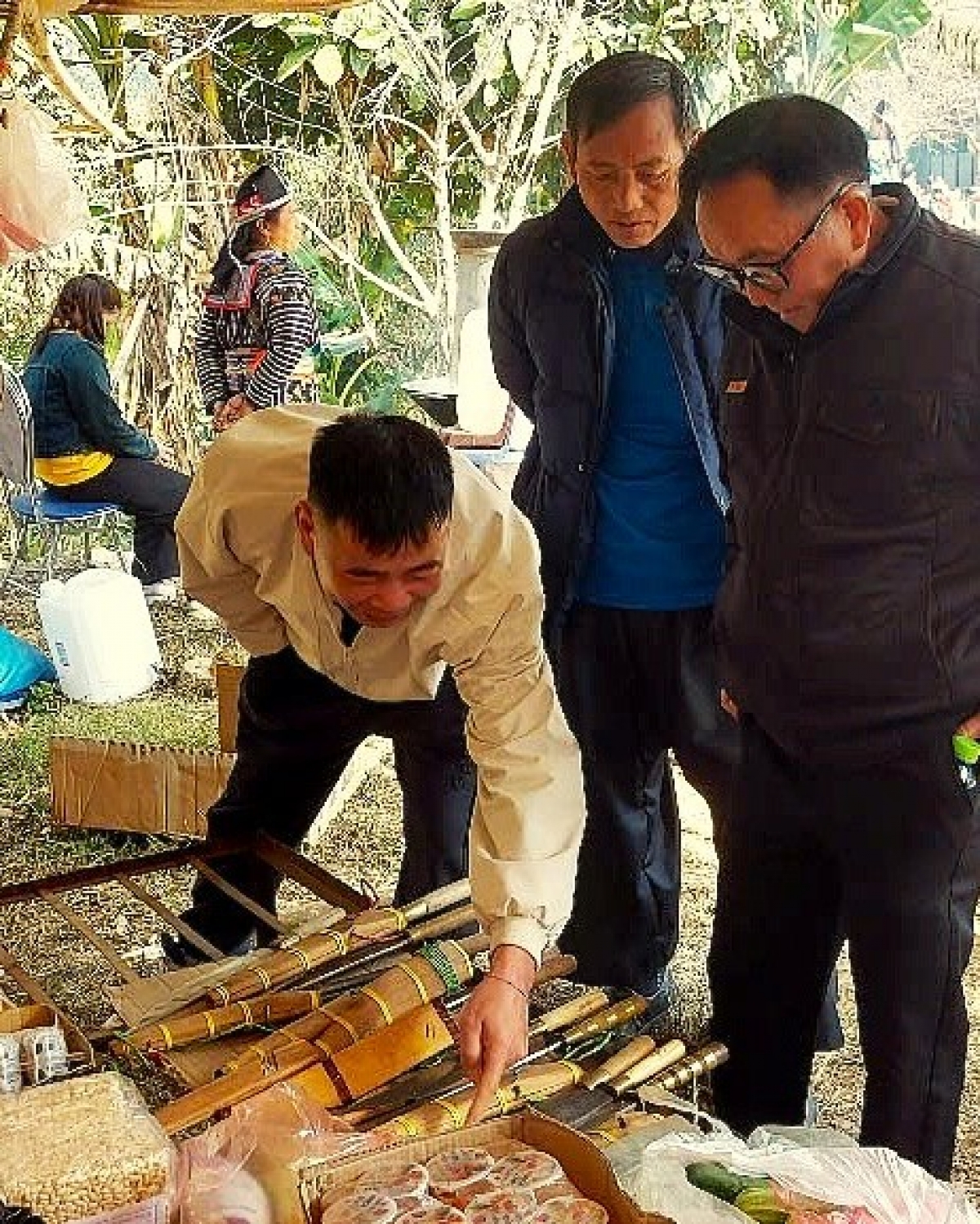 Người dân trong vùng đang lựa chọn sản phẩm Dao do chính đồng bào Mông chế tác.