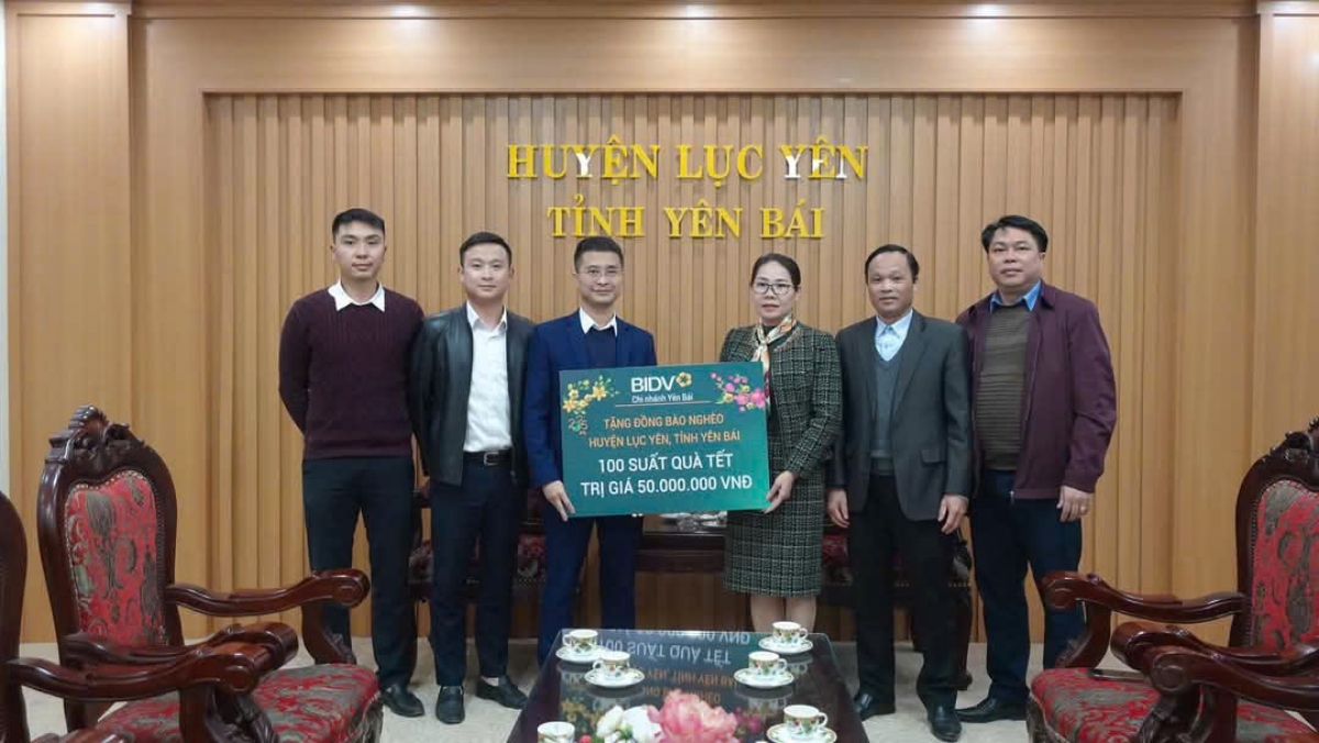 Các tổ chức, cá nhân cùng chăm lo tết cho người nghèo, đối tượng chính sách.
Ảnh:Thừa Xuân/VOV Tây Bắc