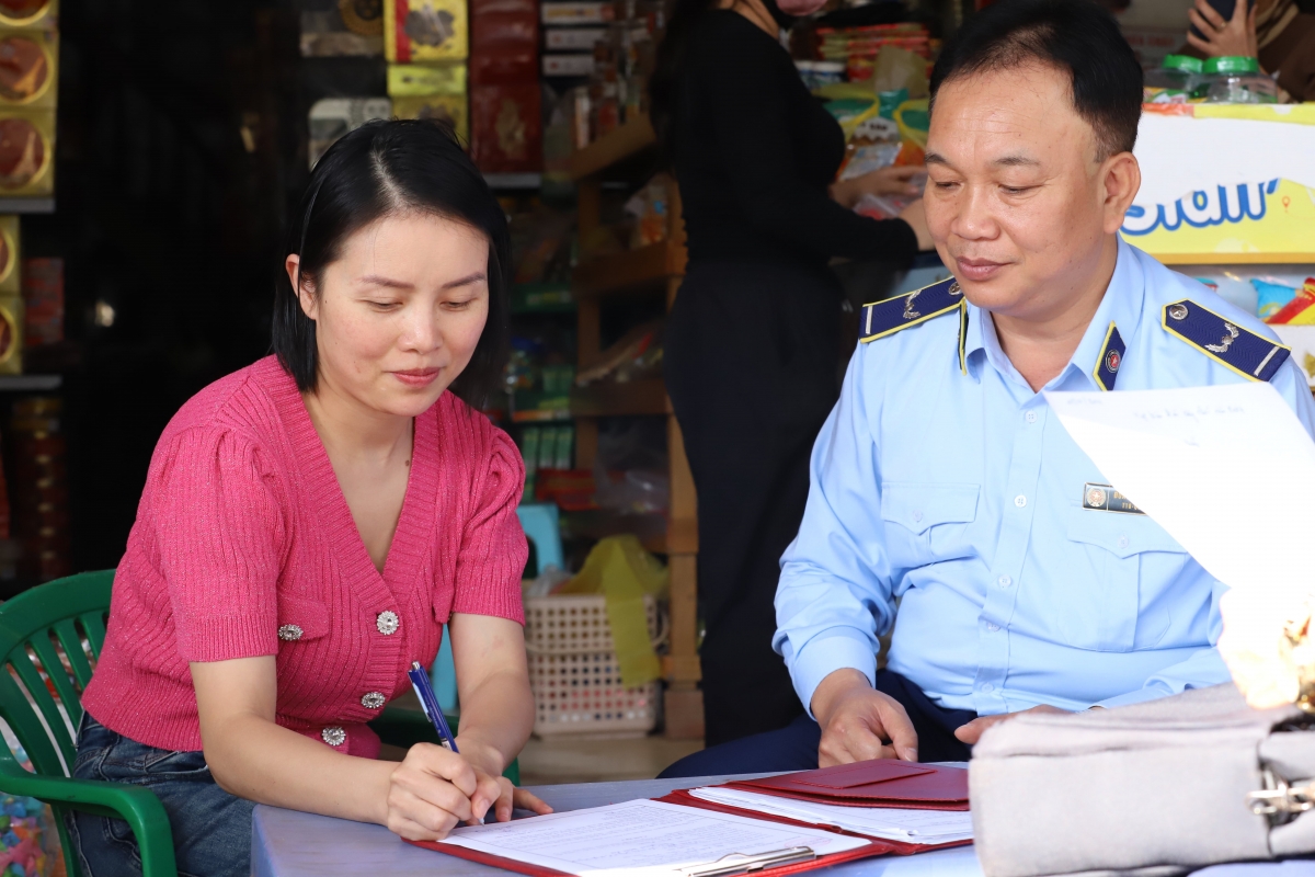 Cam kết kinh doanh đúng pháp luật, không sản xuất, buôn bán hàng giả,
hàng không rõ nguồn gốc xuất xứ.
Ảnh: Trấn Long/VOV Tây Bắc