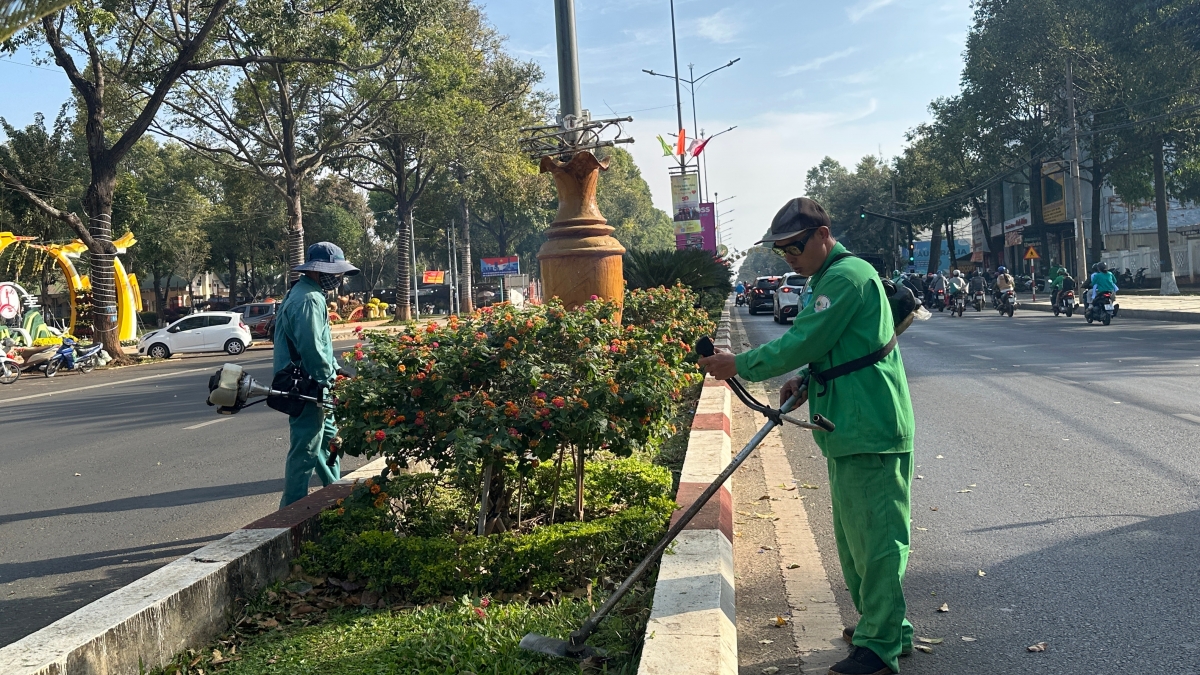 Công nhân công ty cổ phần Đô thị và Môi trường Đắk Lắk khẩn trương thực hiện các công tác bổ sung,
cắt tỉa cây xanh, chăm sóc cây cảnh.
Ảnh: Hương Lý/VOV Tây Nguyên
