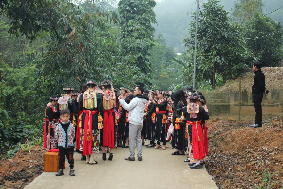 Cùng nhau du xuân, thăm gia đình, bạn bè ngày xuân để gắn kết tình làng nghĩa xóm.
Ảnh: Triệu Biên/VOV Tây Bắc