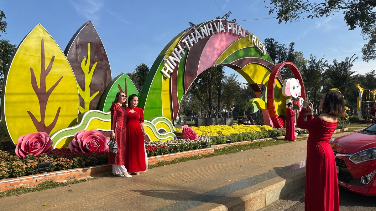 Du khách thích thú ghi lại khoảnh khắc đẹp tại các khu vực tiểu cảnh.
Ảnh: Hương Lý/VOV Tây Nguyên