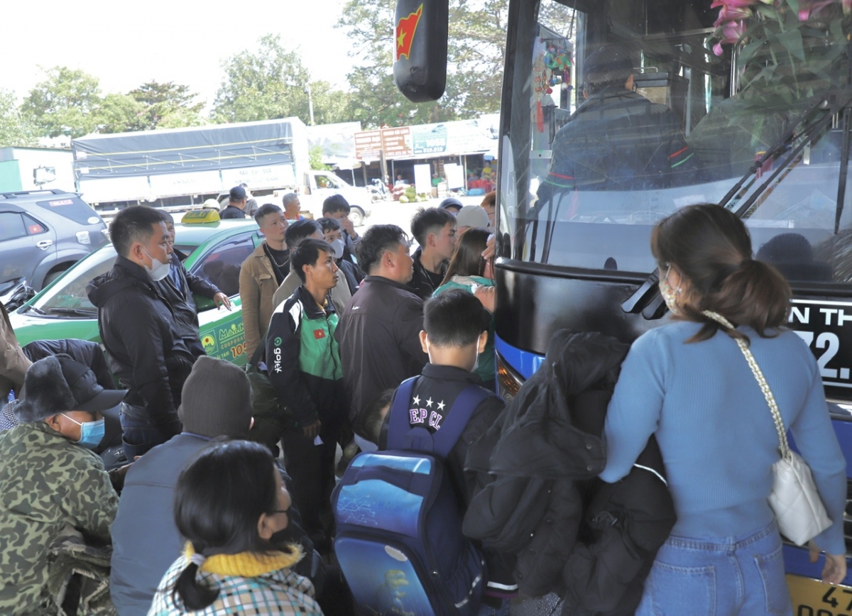 Hành khách tăng đột biến nhưng chưa thiếu xe vận chuyển khách từ tỉnh Đắk Lắk đi các tỉnh.
Ảnh: Tuấn Long/VOV Tây Nguyên