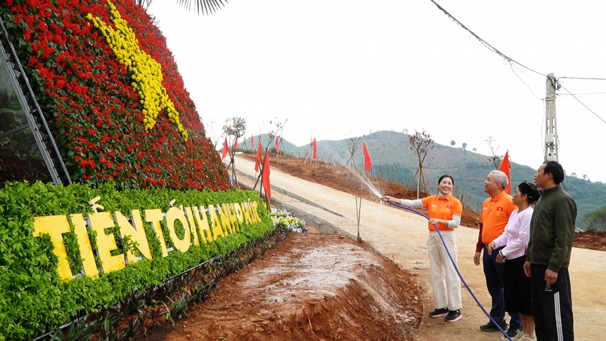 Lá cờ làm bằng hoa ở Làng Nủ