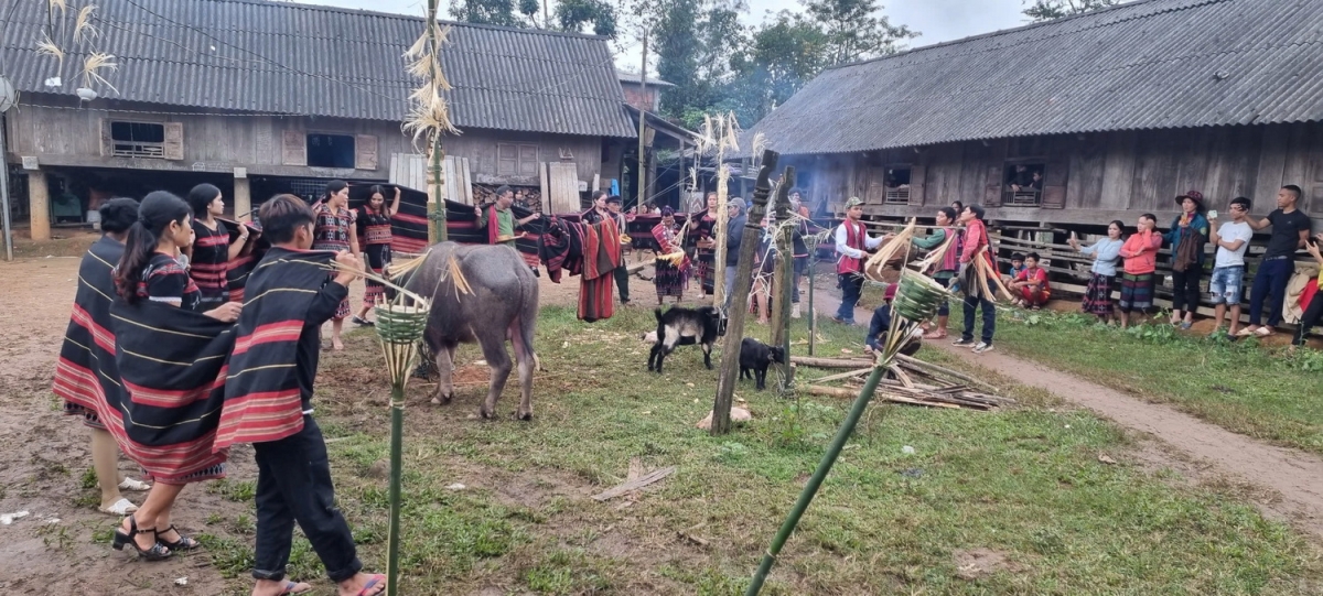 Lễ "Nối dây ân linh thần núi" ở thôn A Liêng, xã Tà Rụt, huyện miền núi Đakrông