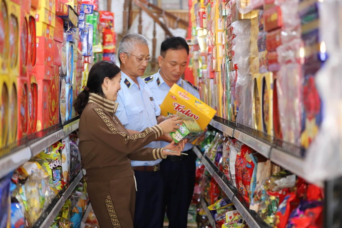 Lực lượng Quản ký thị trường Sơn La tăng cường kiểm tra, kiểm soát thị trường.
Ảnh: Trấn Long/VOV Tây Bắc