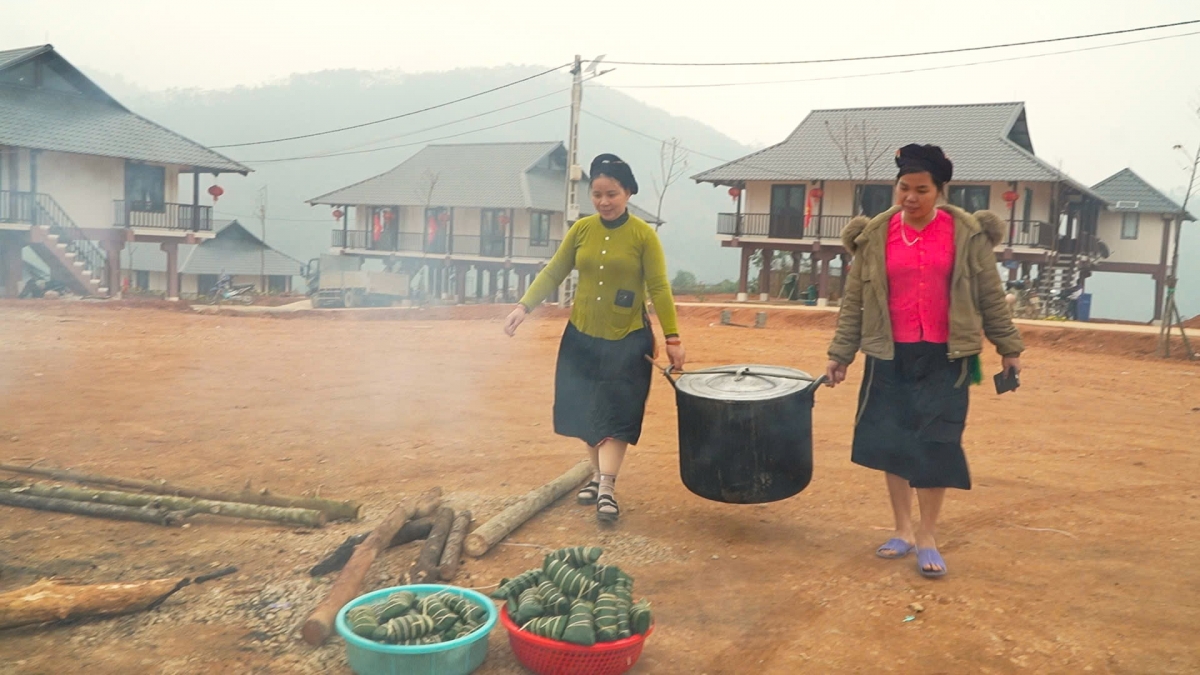 Luộc bánh chưng truyền thống của người Tày