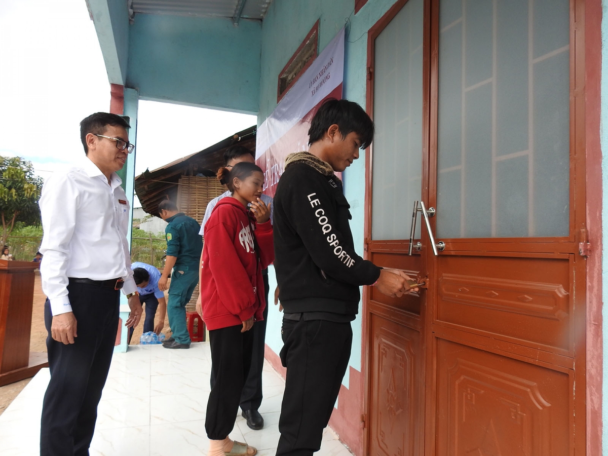 Mở cửa vào nhà mới đón Tết, vui Xuân.
Ảnh: Nguyễn Khoa Điềm/VOV Tây Nguyên
