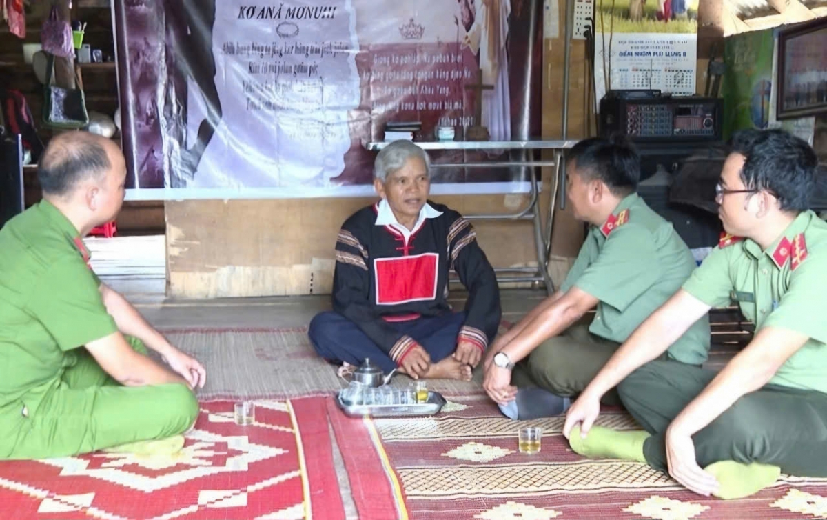 Mô hình “trở về đức tin, giữ bình yên thôn làng” tại Gia Lai đang phát huy hiệu quả,
giúp những người từng lầm đường lỡ bước quay lại với cuộc sống đời thường.
Ảnh: Hoàng Qui/VOV Tây Nguyên