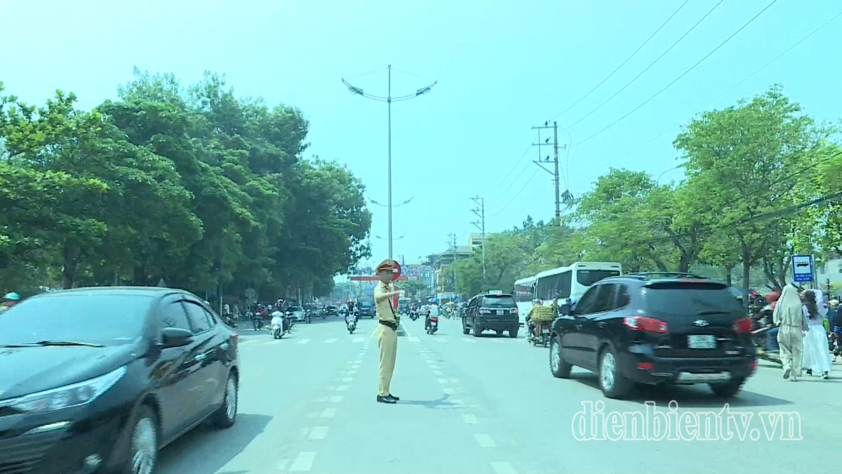 Một Cảnh sát giao thông điều khiển phương tiện tham gia giao thông dịp Lễ