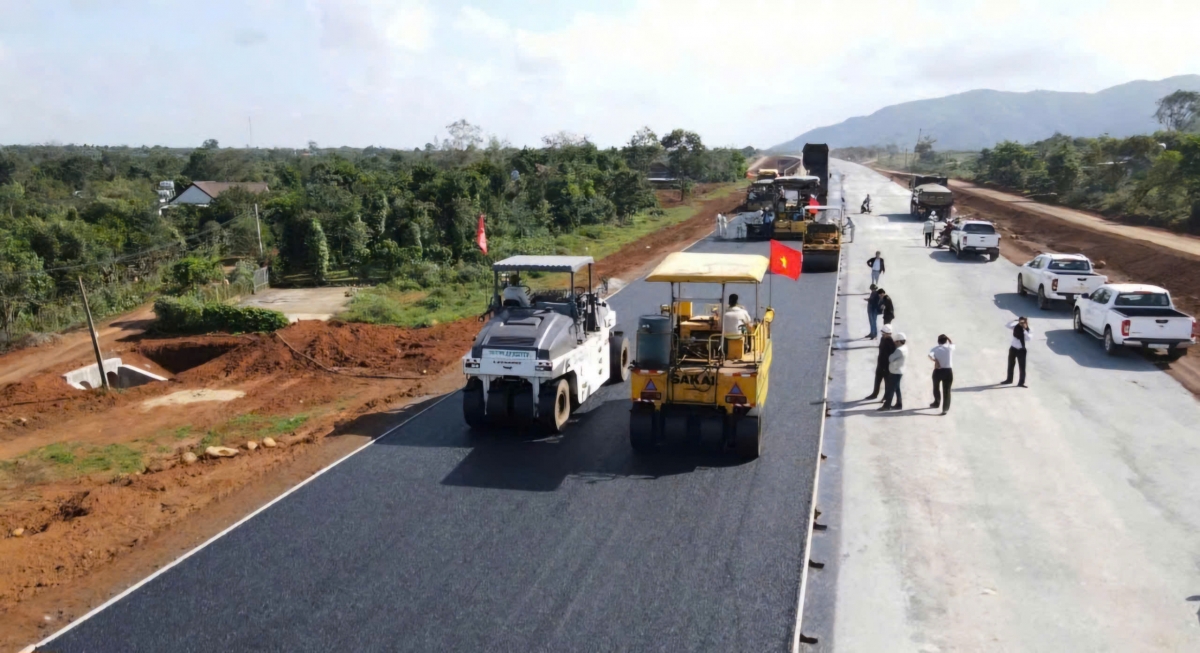 Một số đoạn trên Dự án cao tốc Khánh Hòa - Buôn Ma Thuột đã bắt đầu thảm bê tông nhựa.
Với tiến độ thi công như hiện nay, cao tốc này sẽ đảm bảo hoàn thành vào năm 2026.
Ảnh: Minh Huệ/VOV Tây Nguyên