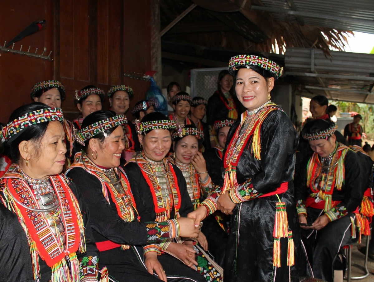 Ngày đầu năm mới, đồng bào Dao đỏ không quên chúc cho nhau những lời chúc tốt đẹp.
Ảnh: Triệu Biên/VOV Tây Bắc