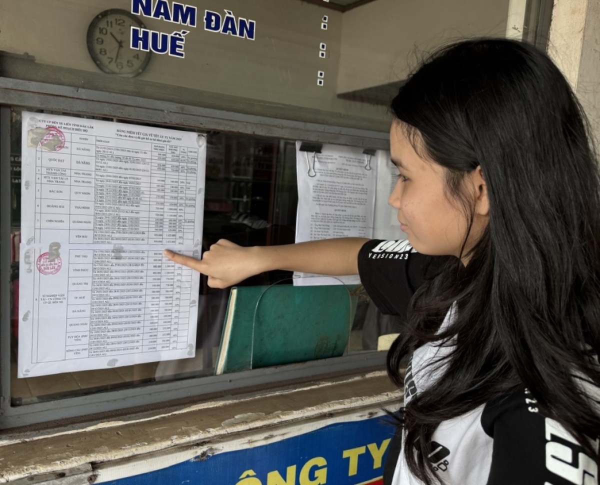 Sở Giao thông Vận tải tỉnh Đắk Lắk yêu cầu
các doanh nghiệp vận tải hành khách ở tỉnh phải công khai niêm yết giá vé.
Ảnh: Tuấn Long/VOV Tây Nguyên