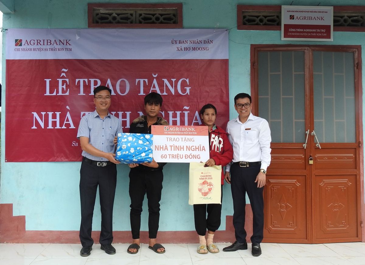 Trao tặng Nhà tình nghĩa và quà Tết cho gia đình anh A Chu.
Ảnh: Nguyễn Khoa Điềm/VOV Tây Nguyên