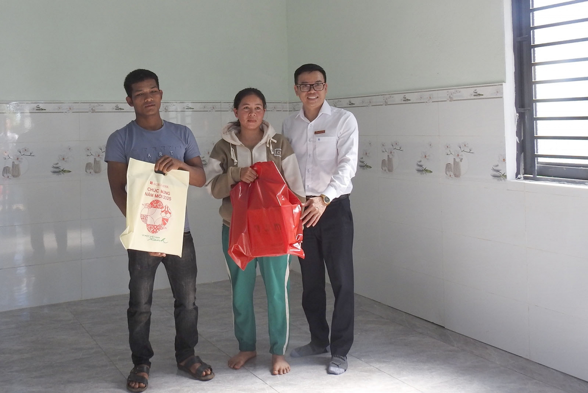 Trao tặng quà Tết gia đình A Táo trong ngôi nhà mới.
Ảnh: Nguyễn Khoa Điềm/VOV Tây Nguyên