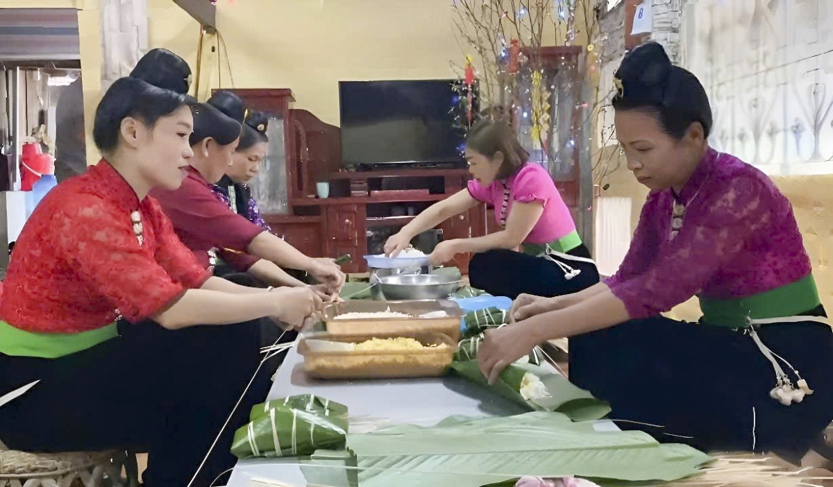 Trong mâm cỗ tết của người Thái sẽ có bánh chưng gù, loại bánh đặc trưng chỉ làm vào dịp tết.
Ảnh: Vũ Lợi/VOV Tây Bắc