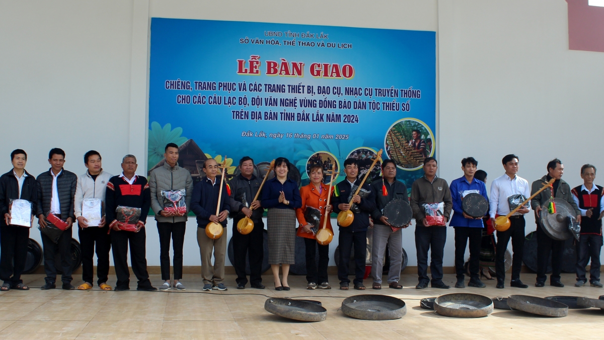16 bộ chiêng, 69 đàn tính và nhạc cụ cùng hàng trăm bộ trang phục truyền thống
đã được trao cho các câu lạc bộ văn hóa.
Ảnh: H Xíu/VOV Tây Nguyên