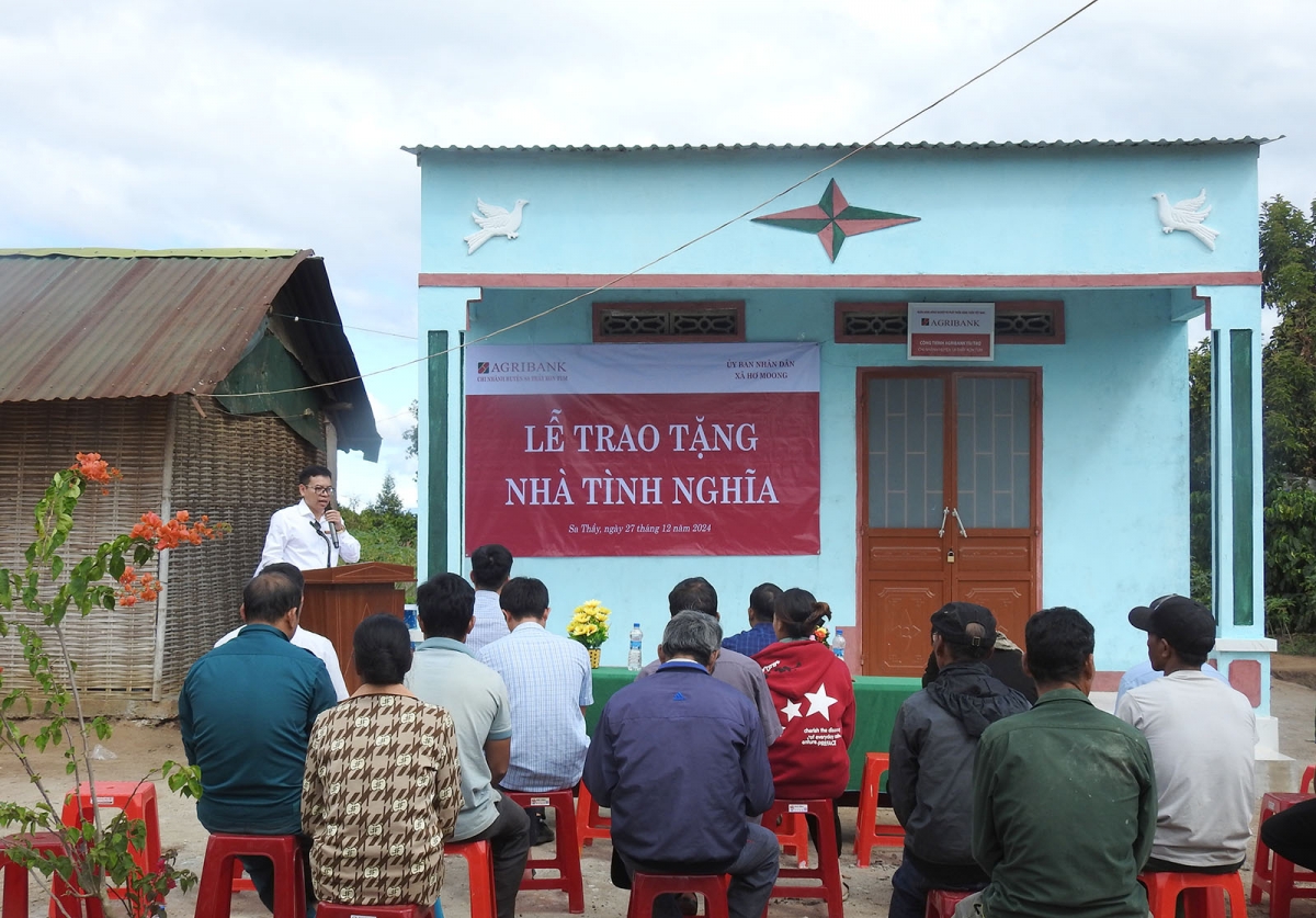 Từ Phong trào thi đua “Chung tay xóa nhà tạm, nhà dột nát” Tết này nhiều hộ dân ở xã Hơ Moong, huyện Sa Thầy,
tỉnh Kon Tum được đón Tết trong những ngôi nhà mới.
Ảnh: Nguyễn Khoa Điềm/VOV Tây Nguyên