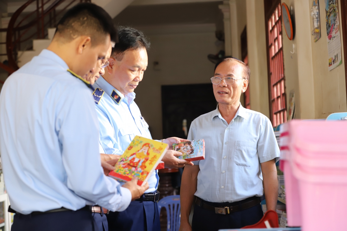Tuyên truyền, phổ biến pháp luật đối với các hộ kinh doanh.
Ảnh: Trấn Long/VOV Tây Bắc